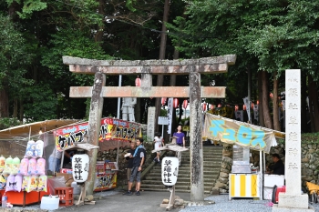 草薙神社の入り口に屋台が出ている