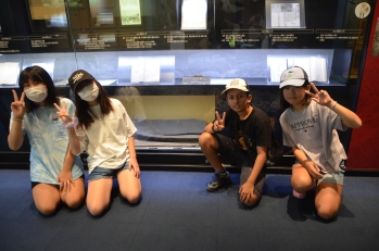 登呂博物館館内で記念撮影する子ども4人