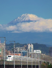 富士山と新幹線の縦向きの写真
