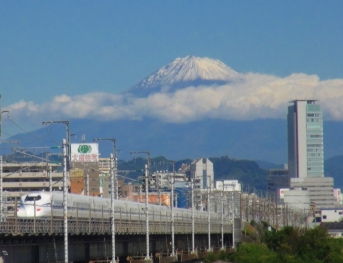 富士山と新幹線の横向きの写真