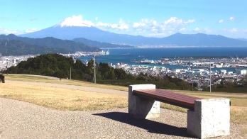 日本平夢テラスのベンチと富士山