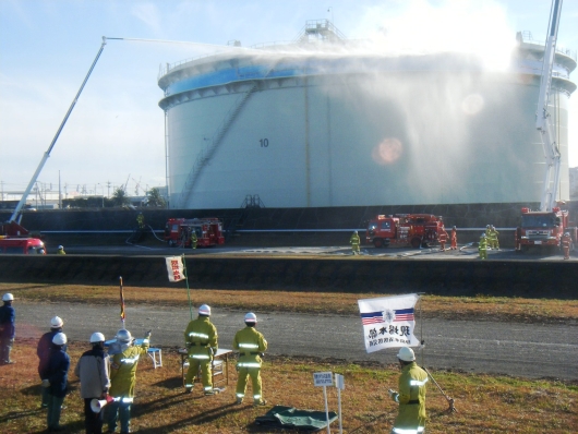 複数の消防車から放水をしている写真