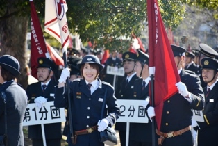 消防団の中で活躍する女性団員の写真