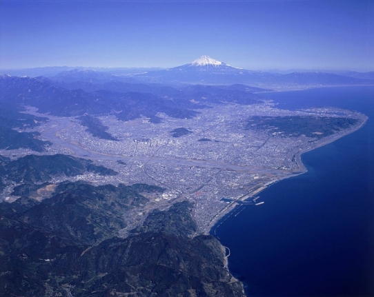 静岡市上空から見る駿河湾