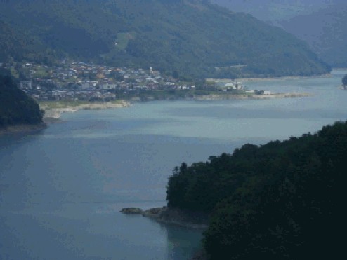 井川湖や井川本村の全景が見える画像