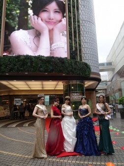 関連映像が映し出された大型ビジョンを背に、色とりどりのドレスを着たモデル5名が並んでいる。