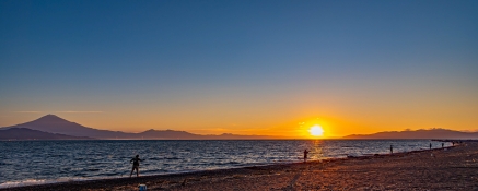 三保の海から朝陽が昇るころ、海岸には幾人もの釣り人の姿がある。