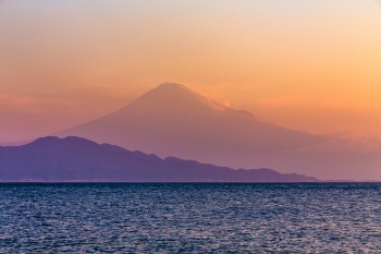 夕焼けの中の富士山。この日は霞がかっていた