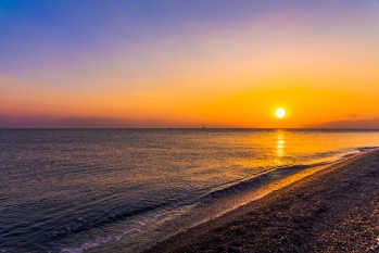 夕日が照らす三保の海岸線の様子