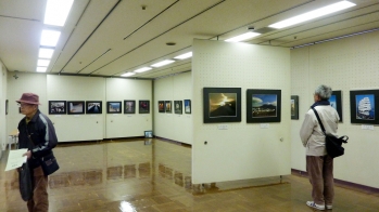 多くの写真が飾られた展示室の様子