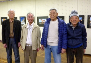 ファミリーフォトグループの男性四名で記念撮影