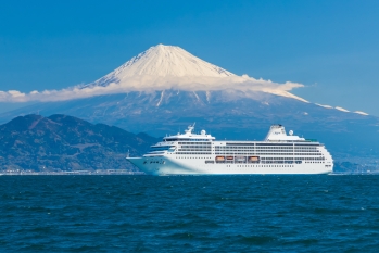 綺麗な富士山を背に清水港にやってきたセブンシーズ・マリナー