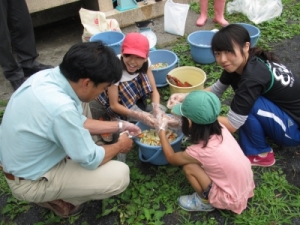 リサイクル堆肥を使って野菜を栽培を体験する参加者の写真